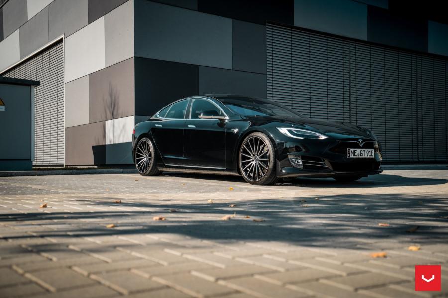  Tesla Model S on Vossen Wheels (VFS-2) 2018 года  (фото 16 из 43)